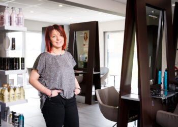 Patricia, heureuse à la suite de la construction d'un salon de coiffure